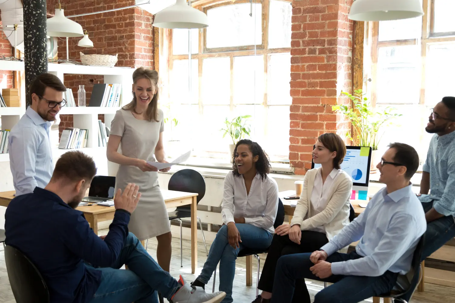 Fröhliches, freundliches Business-Team hat Spaß beim Firmentraining
